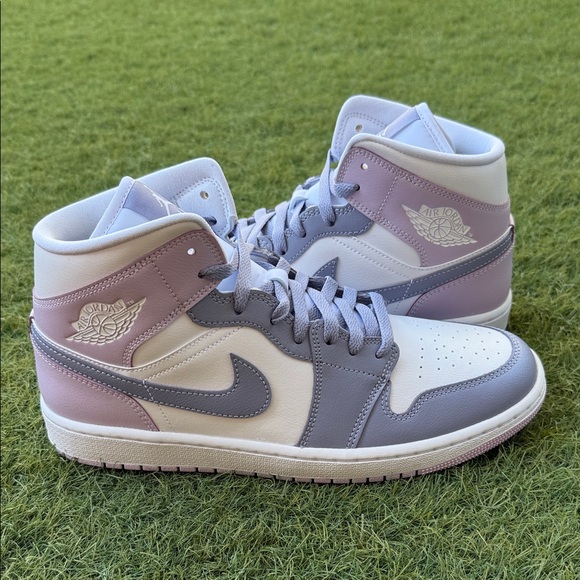 Air Jordan 1 Mid - Picture 1 of 5